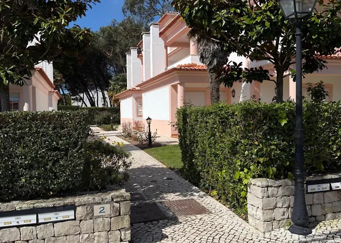 D'el Rey Pool & Golf House